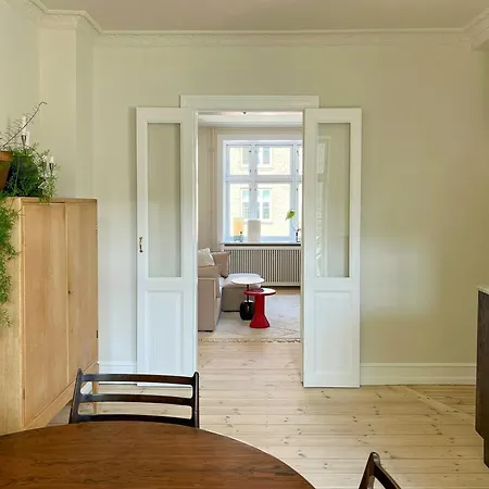 Classic Flat Near Frederiksberg Gardens Daire *